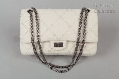 CHANEL par Karl LAGERFELD Ready-to-wear collection Fall/Winter 2010-2011

Bag "2.55"...