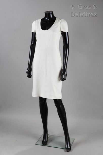 VALENTINO Circa 2010

Robe blanche en coton et soie, façonnée à motif de carreaux,...