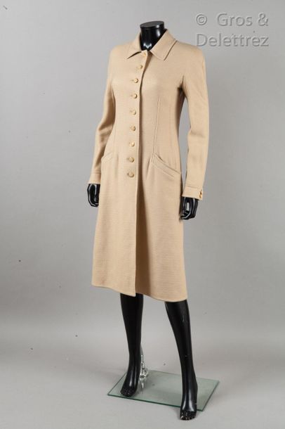 VALENTINO Boutique Circa 1999

Beige woolen coat, small collar, single-breasted,...