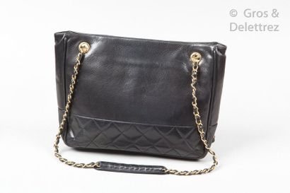 CHANEL par Karl LAGERFELD Circa 1990

Shopping bag in black lambskin leather partially...