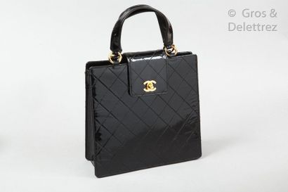 CHANEL Circa 1996

Black quilted patent leather bag, gold-plated "CC" clasp on tongue,...
