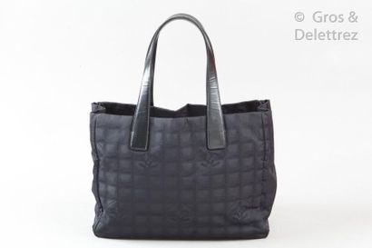 CHANEL Sac cabas 35cm en nylon signé noir, double anse en cuir à la couleur. Bon...