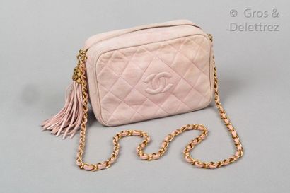 CHANEL Circa 1990

Bag in light pink quilted lambskin velvet, zipper, slider holding...