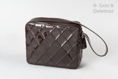 CHANEL Circa 1998

25cm quilted cocoa patent leather bag, zipper, shoulder handle....