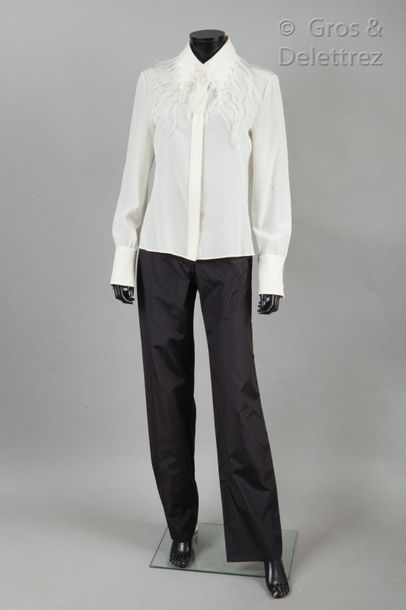 VALENTINO Set consisting of an ecru silk crepe blouse, small lace-finish collar,...