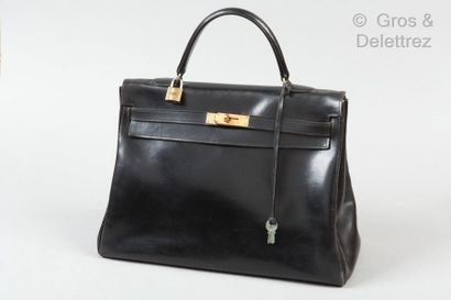 HERMES Paris *Sac « Kelly Retourné » 35cm en box noir, attaches et fermoir plaqué...