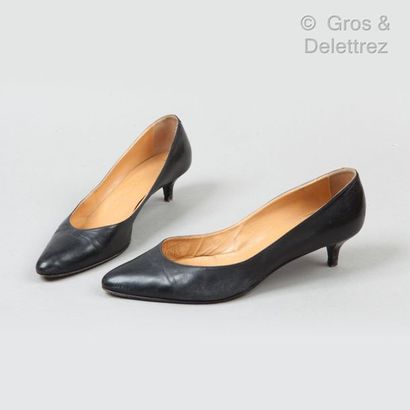 HERMES Paris made in Italy *Paire d’escarpins en cuir agneau noir, talons recouverts...