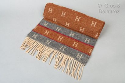 HERMÈS Paris made in Scotland *Écharpe en laine et cachemire à motif de « H » dans...