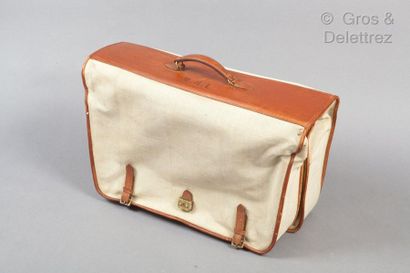 HERMES Paris *Porte-habits en toile « H » chinée beige et cuir naturel, chiffré M.H.L,...