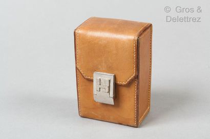 HERMES Paris *Etui en cuir naturel, fermoir en métal argenté. (Usures, traces).