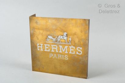 HERMES *Plaque publicitaire en laiton doré.
