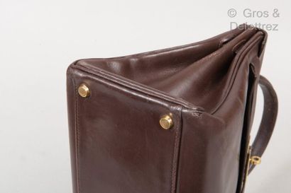 HERMES Paris *Sac « Kelly Retourné » 32cm en box café, attaches et fermoir plaqué...