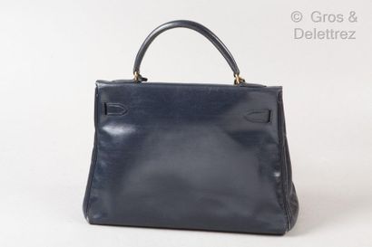 HERMES Paris *Sac « Kelly Retourné » 32cm en box marine, attaches et fermoir plaqué...