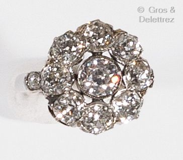 null Bague « Fleur » en or gris, ornée de diamants de taille ancienne. Tour de doigt...