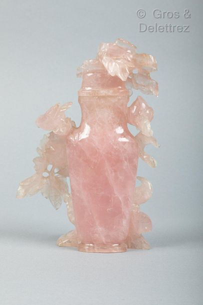 null Chine, vers 1960

Vase couvert en quartz rose, à décor d'oiseaux et pivoines...