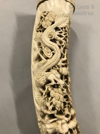 null Chine, vers 1940

Défense en ivoire sculptée d'un festin d'immortels, dragons...