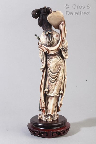 null Chine, vers 1940

Statuette en ivoire anciennement polychrome, représentant...