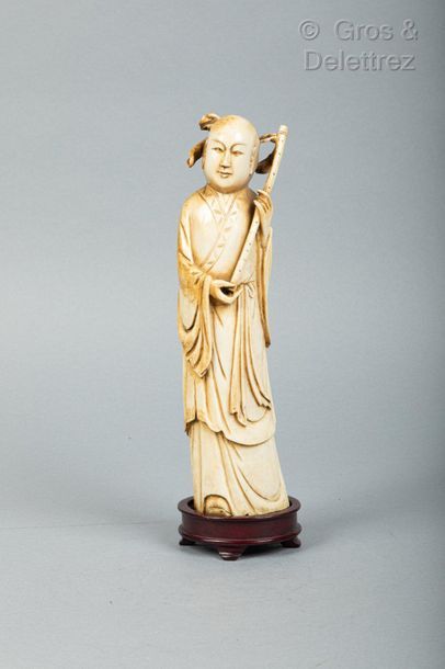 null Chine, début Xxe

Sujet en ivoire sculpté représentant un jeune disciple tenant...