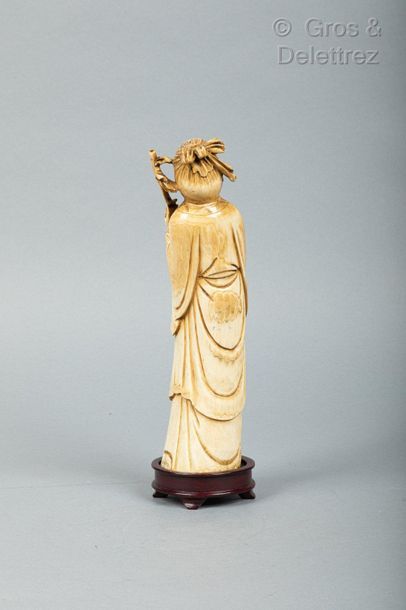 null Chine, début Xxe

Sujet en ivoire sculpté représentant un jeune disciple tenant...