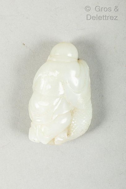 null Chine, fin XIXe - début XXe siècle

Petit pendentif en jade céladon, représentant...