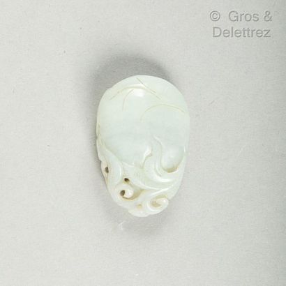 null Chine, XXe siècle

Pendentif en jade céladon, représentant une chauve-souris...