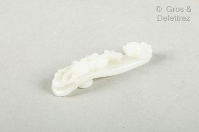 null Chine, début XIXe siècle

Fibule en jade céladon sculpté d’un dragon déployé,...