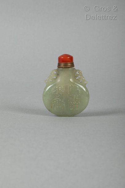 null Chine, début XXe siècle

Flacon tabatière de forme balustre en jade céladon,...