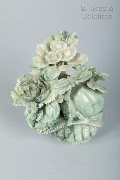 null Chine, vers 1960

Groupe en jade de Honan, représentant une jardinière rempli...