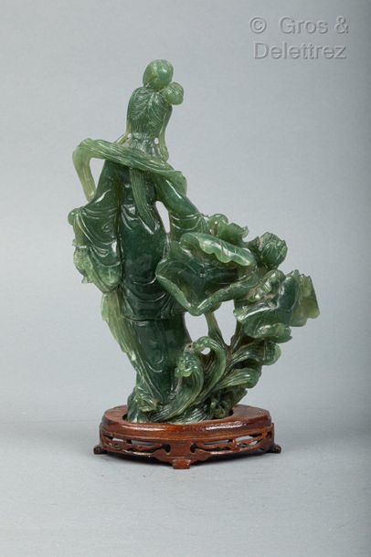 null Chine, vers 1960

Statuette en serpentine, représentant une déesse du printemps...