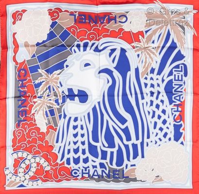 CHANEL Carré en soie imprimée figurant un lion, marge rouge. Très bon état.
