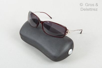 CHANEL Paire de lunettes de soleil en résine bordeaux, verres fumés. (Usures, tr...