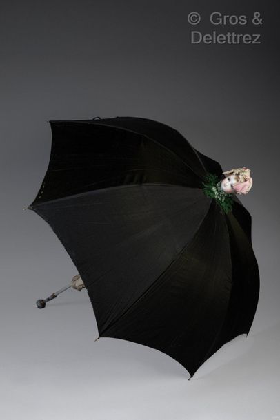 null Rare umbrella of a young girl topped with the head of a French poupée

This...