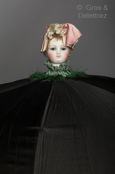 null Rare umbrella of a young girl topped with the head of a French poupée

This...