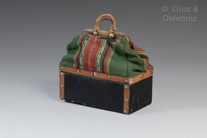 null Fashion doll’s tapissière

Measuring 7”x7”x3½“, this travel bag in tapestry...