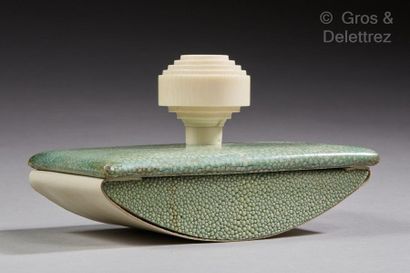 Clément ROUSSEAU (1872-1950) Desk set in shagreen and ivory, consisting of an ephemeral...