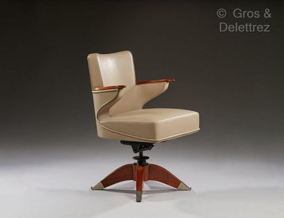 Jean PASCAUD (1903-1996) Fauteuil de bureau en palissandre à assise et dossier entièrement...