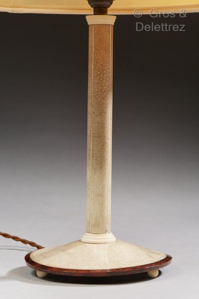 Clément ROUSSEAU (1872-1950) Lampe de chevet en ronce de noyer entièrement gainée...
