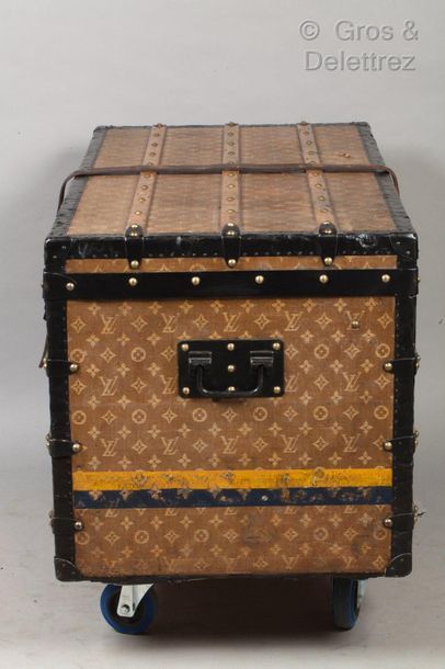 Louis VUITTON rue Scribe n°162497, Serrure n°017703 *Mail box made of woven Monogram...