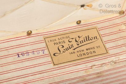 Louis VUITTON rue Scribe n°162497, Serrure n°017703 *Malle courrier en toile Monogram...