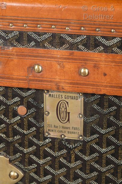 GOYARD AINE *Wardrobe en goyardine chiffré « S.A. G », bordures cuir, attaches et...