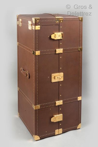 GUCCI *Cocoa leather presentation wardrobe, corners, golden metal closures, compartmentalized...