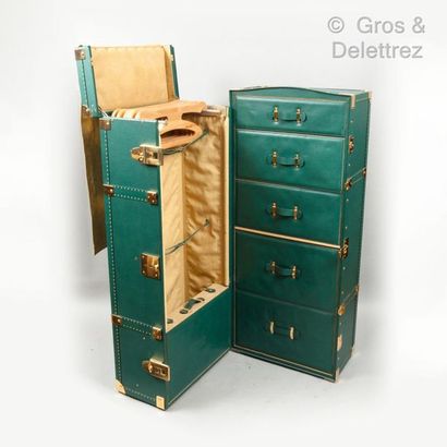 GUCCI *Spruce leather presentation wardrobe, corners, golden metal closures, compartmentalized...