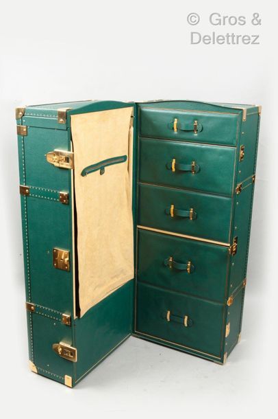 GUCCI *Spruce leather presentation wardrobe, corners, golden metal closures, compartmentalized...