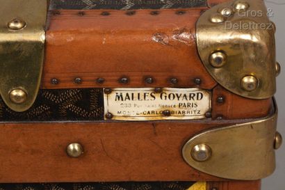 E.GOYARD Aîné *Goyardine trunk with saffron stable band, leather edging, corners,...