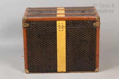 E.GOYARD Aîné *Goyardine trunk with saffron stable band, leather edging, corners,...