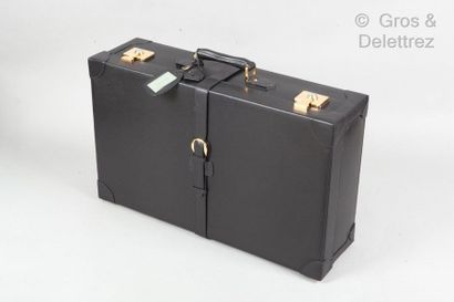 GUCCI *Black pork case, gold and silver metal locks, handle, strap, velvet pork interior...