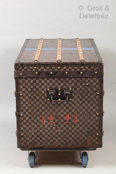 Louis VUITTON rue Scribe n°47511, Serrure n°04188 *Malle courrier en toile damier...