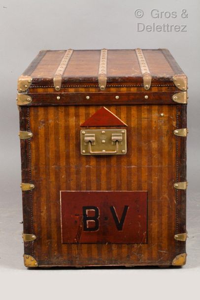 Louis VUITTON Rue Scribe n°20706, serrure n°04643 circa 1880 *Striped canvas highboard,...