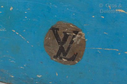 LOUIS VUITTON Cheval à bascule en bois peint, selle en cuir. Etiquette siglée, signé....