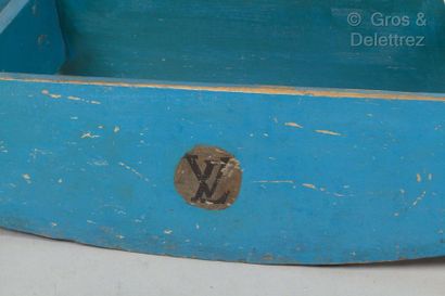 LOUIS VUITTON Cheval à bascule en bois peint, selle en cuir. Etiquette siglée, signé....
